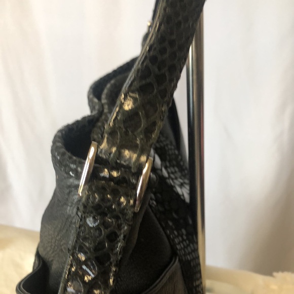 STONE & COMPANY black leather snakeskin print shoulder bag. Silver hardware. - Picture 4 of 14